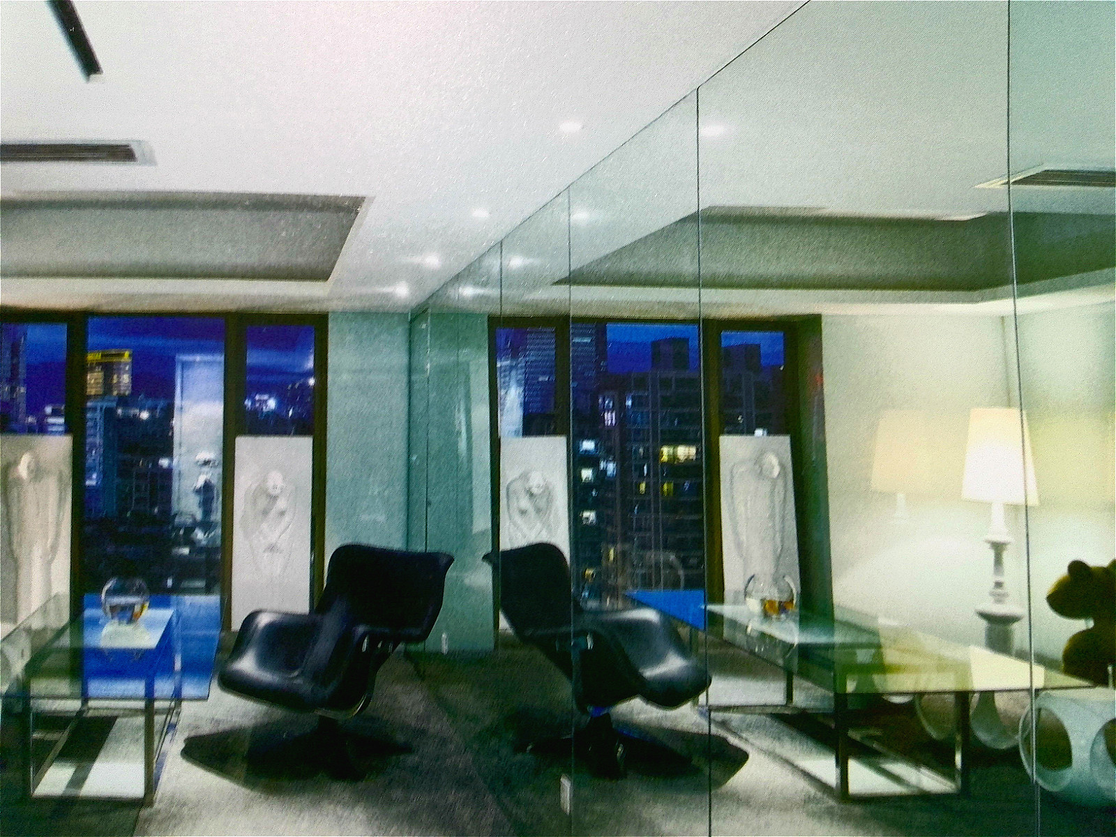 利用鏡面制造空間感的辦公室配套設(shè)計案例賞析